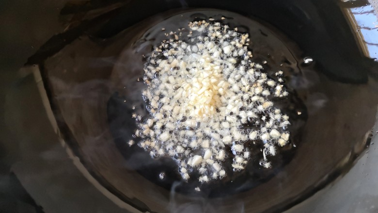 鱼香杏鲍菇,锅中适量油,烧至5成热后放入蒜末,煸炒爆香。