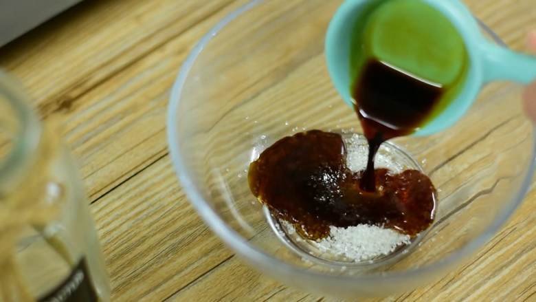 香喷喷的快手腊肉焖饭,简单易学,碗中加入糖、生抽、蚝油、清水,调匀备用。