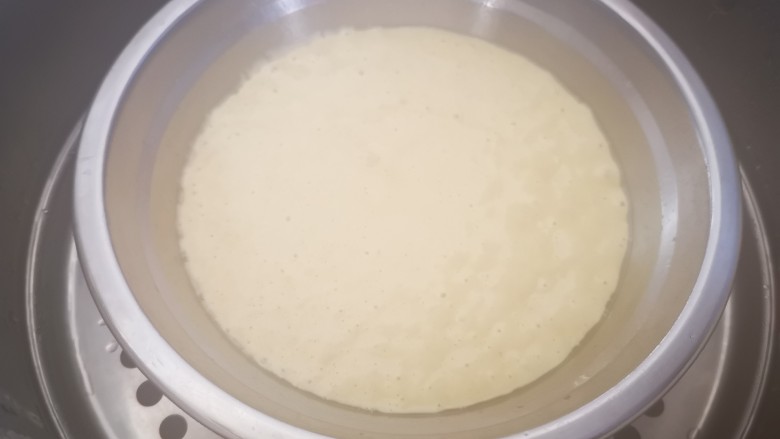 健康美味之蒸荞糕,蒸锅上汽后,将盛有面糊的小盆放入蒸锅中,中火蒸15分钟后关火并静置5分钟