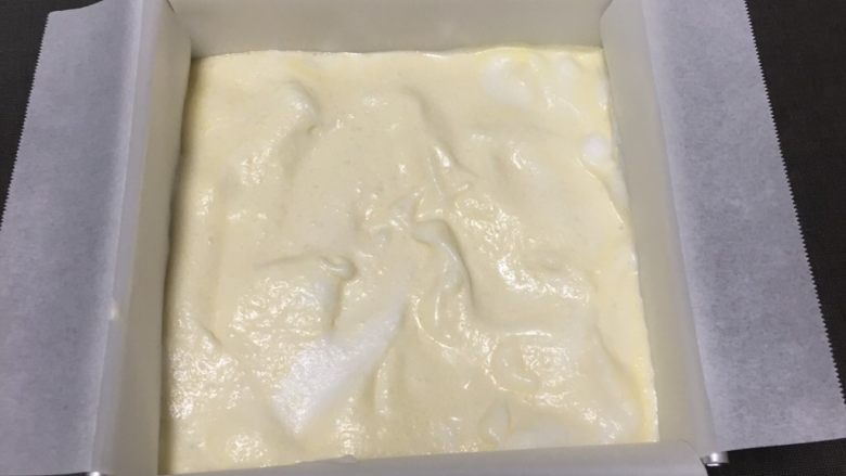 魔法蛋糕,模具里铺上油纸或烤盘纸,烘烤中会漏液的。