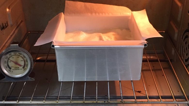 魔法蛋糕,烤箱预热至140度,模具送入烤箱烤制45分钟,烤完冷却,很嫩的蛋糕不要倒扣奥!