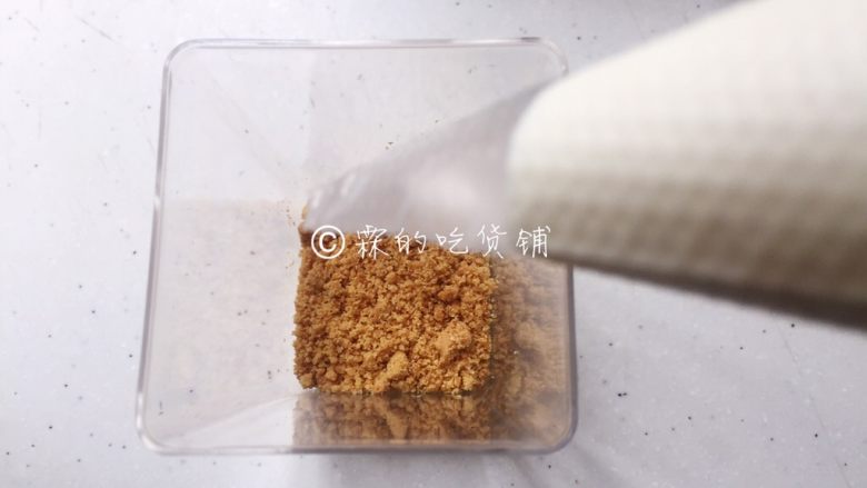 草莓木糠杯,淡奶油装入裱花袋,前面减一个小口,挤在饼干碎上。
