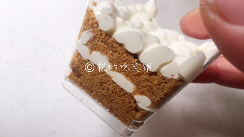 草莓木糠杯,然后就这样,一层饼干一层淡奶油,直到挤满。