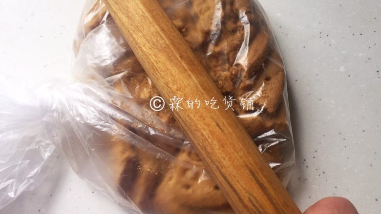 草莓木糠杯,消化饼干放入保鲜袋里,用擀面杖敲碎。