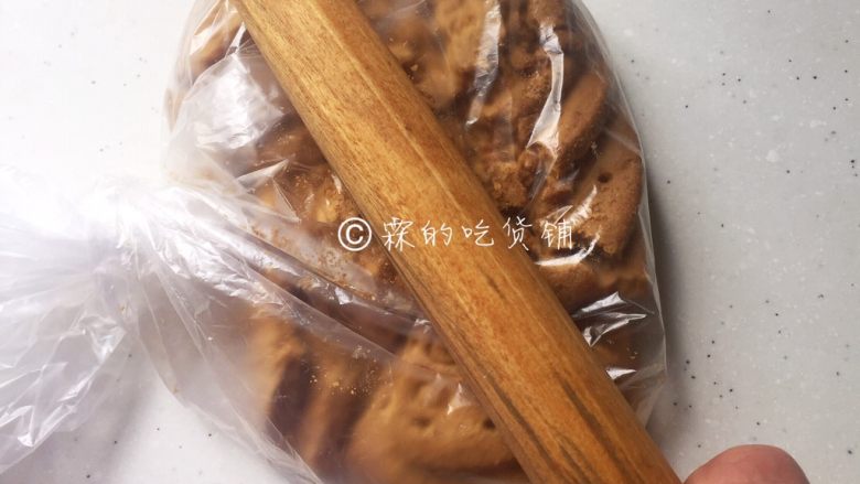 草莓木糠杯,消化饼干放入保鲜袋里，用擀面杖敲碎。