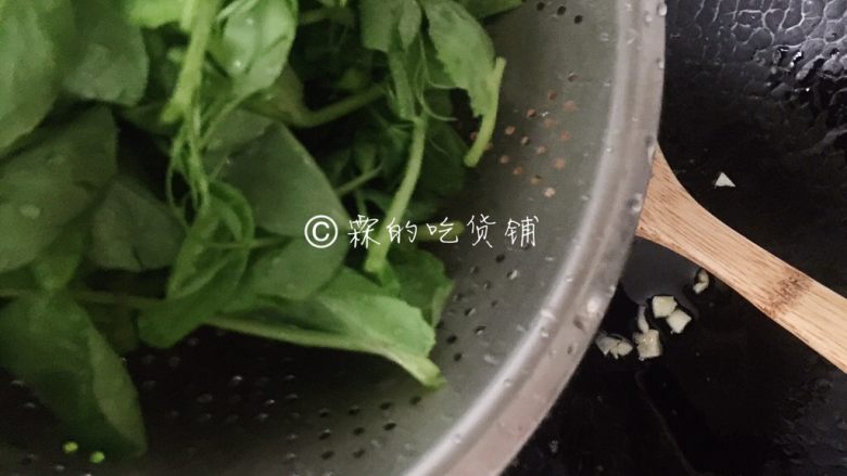 南乳豌豆苗,随后放入豌豆苗。