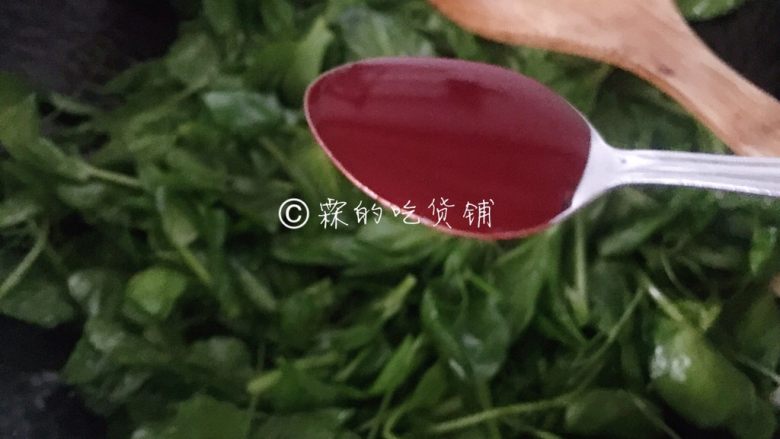 南乳豌豆苗,翻炒几下后放入南乳汁。