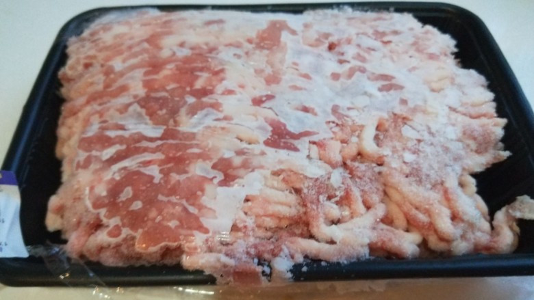 蛋液灌饺 新文美食,<a style='color:red;display:inline-block;' href='/shicai/ 34374'>猪肉馅</a>冷冻的,拿出来放半小时后切成小块,只用100克,其余的放入冰箱冷冻。