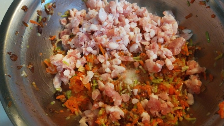 蛋液灌饺 新文美食,在放入肉馅中。
