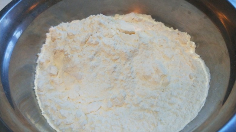 蛋液灌饺 新文美食,一百克<a style='color:red;display:inline-block;' href='/shicai/ 519'>面粉</a>。