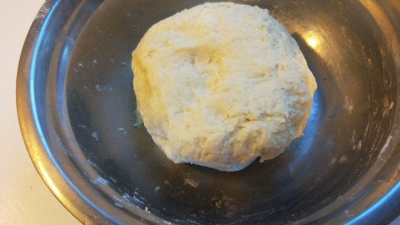 蛋液灌饺 新文美食,在揉成面团,合好的面团不是光滑的,要醒放半小时在揉一揉就光滑了。