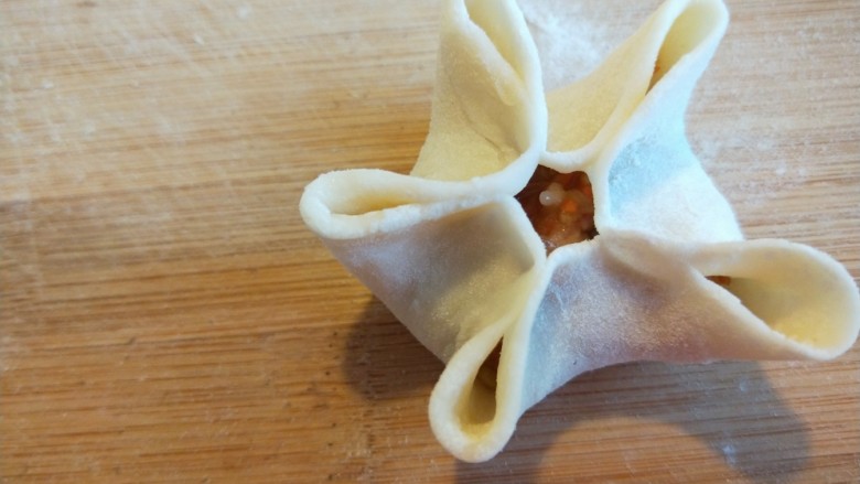 蛋液灌饺 新文美食,捏出五个角?
