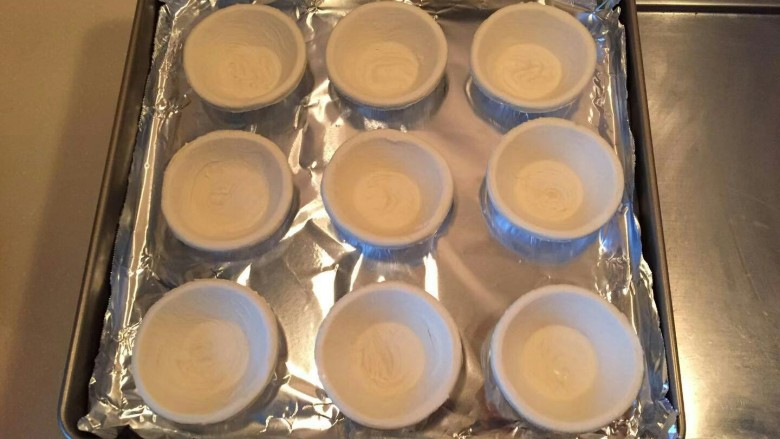 不输老爷爷家de全蛋蛋挞,准备冷冻葡式蛋挞皮。这种很好用呢,开酥效果也棒。
