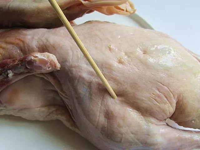 脆皮烤鸭,先用竹签将鸭子扎一扎,这样可以腌渍更容易入味和烘烤
