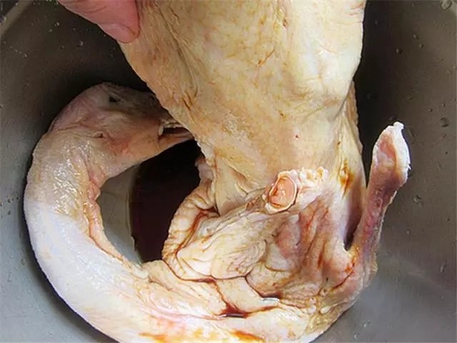 脆皮烤鸭,用一个大点的盆,放入鸭子,用料酒、酱油将鸭子全身擦个遍