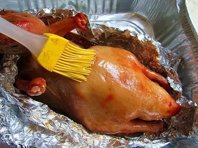脆皮烤鸭,每二十分钟取出刷一次蜂蜜水,每次都要仔细,每次都要待表皮晾干后再烤制,最后一次刷完蜂蜜水,烤箱调至220度,再烤制15分钟左右就好了。具体的时间根据自家的烤箱注意调整