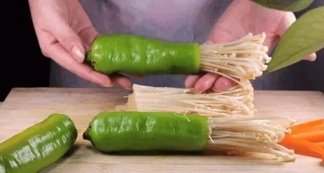 青椒金针菇,取一小把金针菇,将金针菇塞入青椒里,多余的空间我们能够借助胡萝卜条来添补,让衔接处紧实,如许金针菇就不容易滑落了。