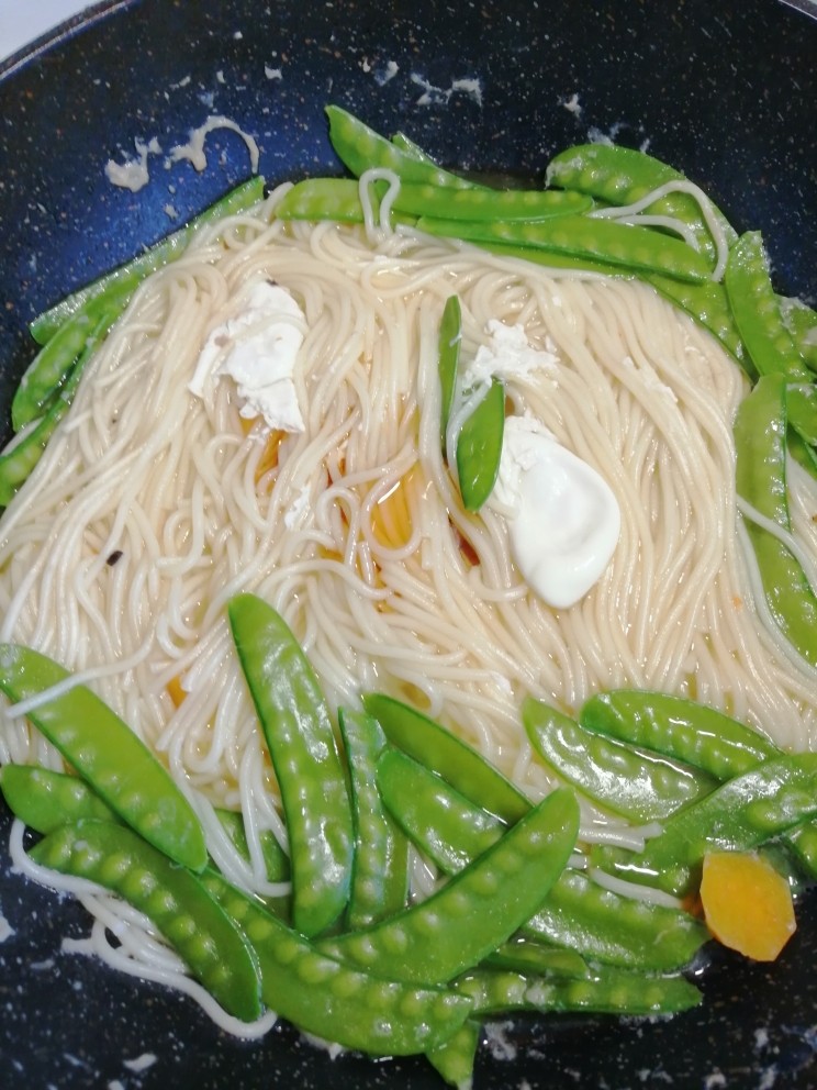 荷兰豆烩面,翻匀,出锅