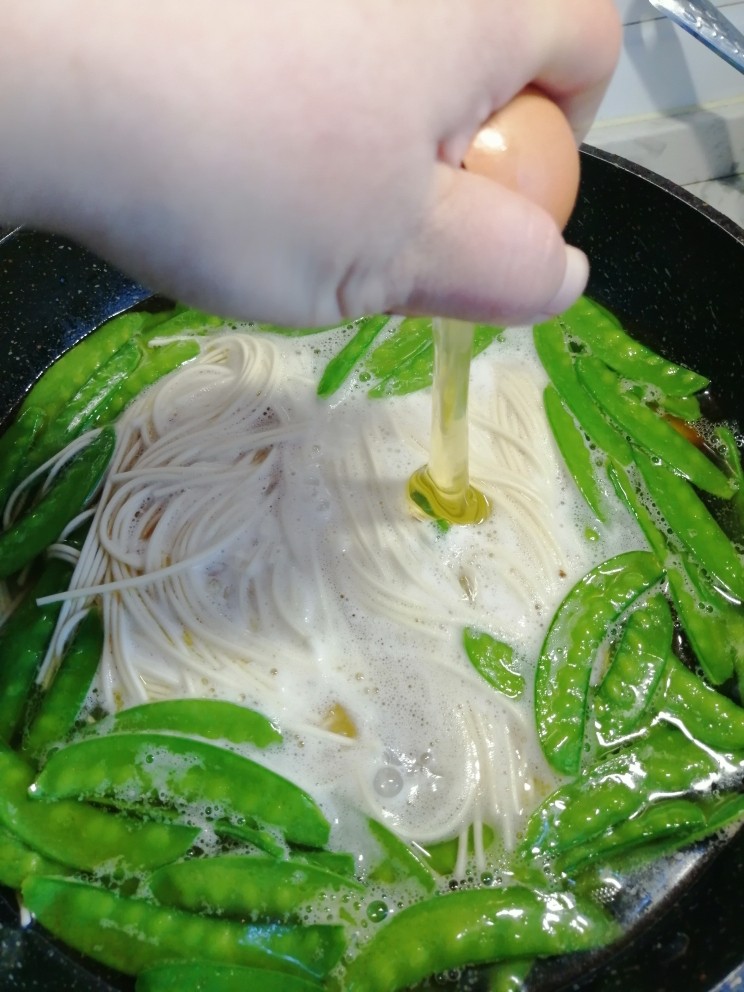 荷兰豆烩面,打入两个荷包蛋,不要翻搅