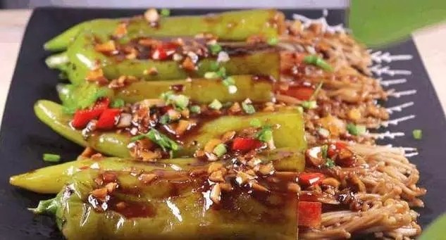 青椒金针菇,让青椒跟金针菇充沛熟透,汤汁收的差未几了,就能够出锅了。