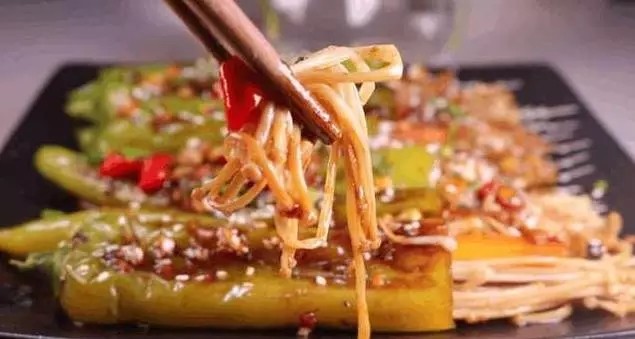 青椒金针菇,吃之前搅拌一下更入味哦,(假如担忧不足入味的话,也能够多做一些酱汁,炒香后淋在上面滋味也是很棒的哦)