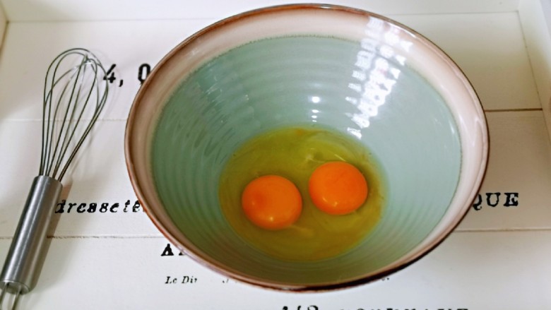 快手早餐~菠菜华夫饼,首先将<a style='color:red;display:inline-block;' href='/shicai/ 9'>鸡蛋</a>加入大口器具中,准备手动打蛋器。