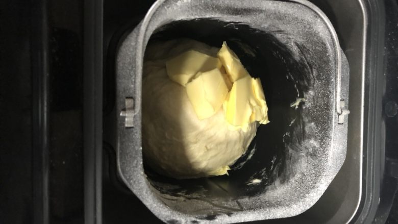 超柔软波兰种吐司,一次和面结束以后加入室温软化的黄油后再次启动和面程序,这次我加了时间,大概和面20分钟。第二次和面的时候防治面团温度过高,记得把面包机盖子打开。