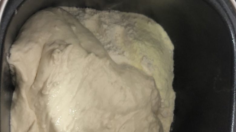 超柔软波兰种吐司,面包机里按照液体到固体的顺序加入主面团除了<a style='color:red;display:inline-block;' href='/shicai/ 887'>黄油</a>以外的所有材料,启动一个和面程序。