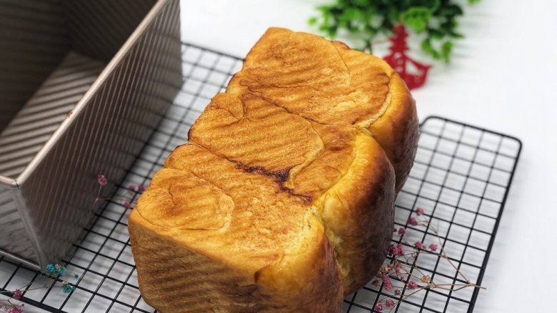 超柔软波兰种吐司,没吃完放入保鲜袋里保存,第二天微波炉稍微加热一下也依然柔软。