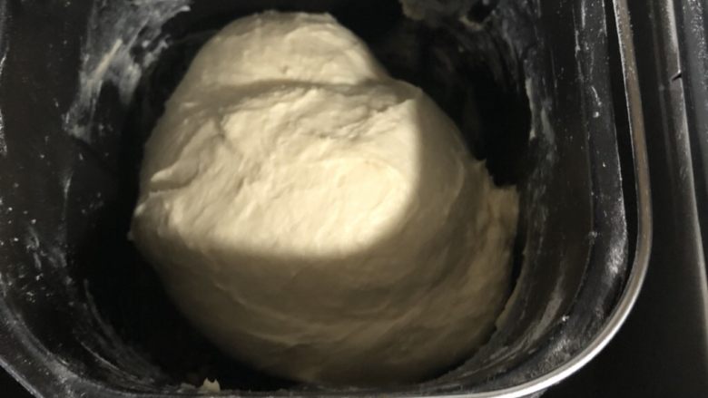超柔软波兰种吐司,两次和面以后差不多可以拉出不容易破的手套膜,如果还没有,可以再揉个5分钟左右。(因为一个人操作,手套膜不方便拍。)