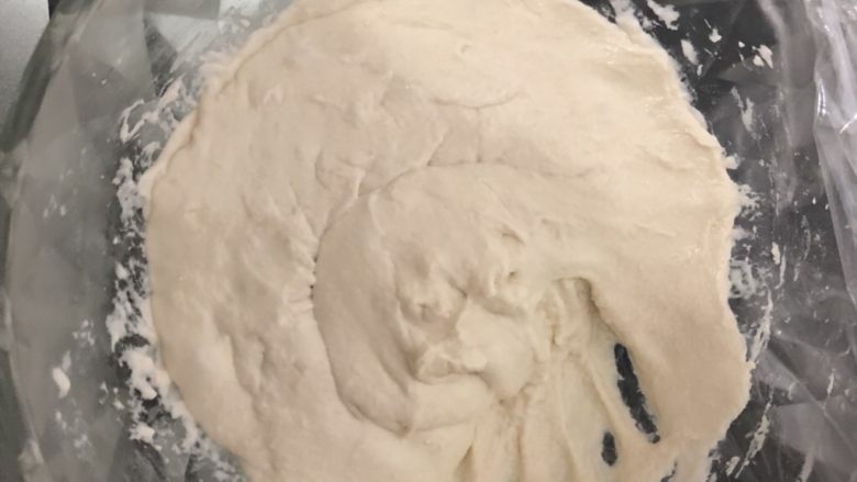 超柔软波兰种吐司,波兰种发酵到里面有很多气泡就可以了,时间可以根据具体情况调整。(我15个小时感觉没好就又拿出来室温发酵了1小时左右的。)