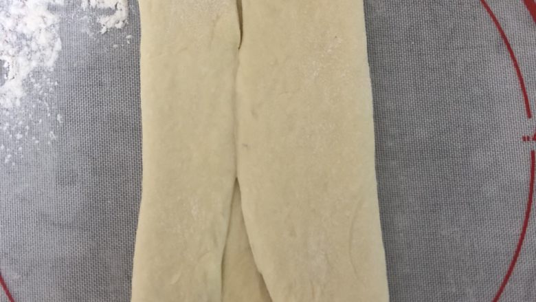 超柔软波兰种吐司,将擀好的面片两边向中间对折,再用擀面杖轻轻擀长后,自上而下卷起来。