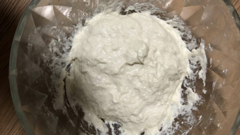 超柔软波兰种吐司,先称好波兰种需要的材料,混合到一起搅拌均匀后,盖上保鲜膜放入冰箱冷藏15个小时左右。