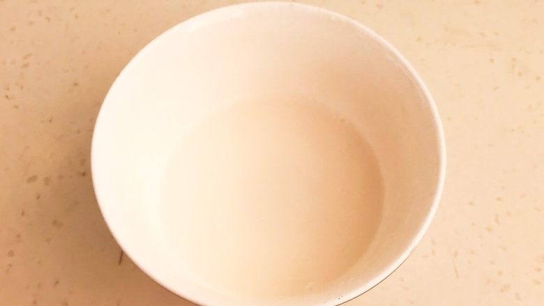 干锅千叶豆腐,,<a style='color:red;display:inline-block;' href='/shicai/ 512'>玉米淀粉</a>放入碗里,加入50ml冷水调成水淀粉