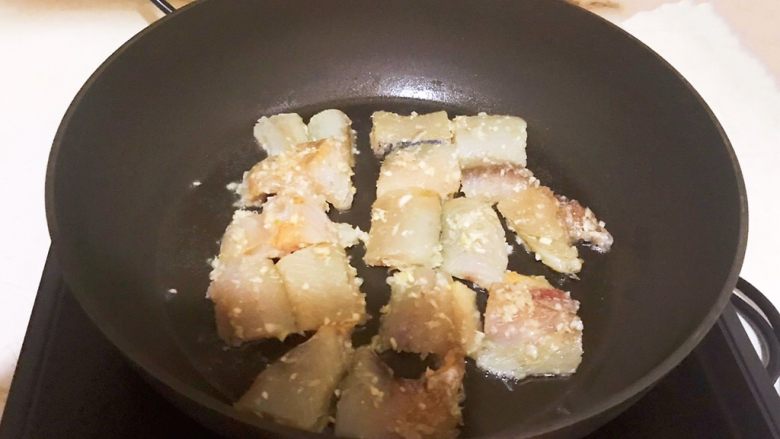 干锅千叶豆腐,,炒锅烧热后放入1勺玉米油,油烧热后加入咸鱼段,全程小火煎制