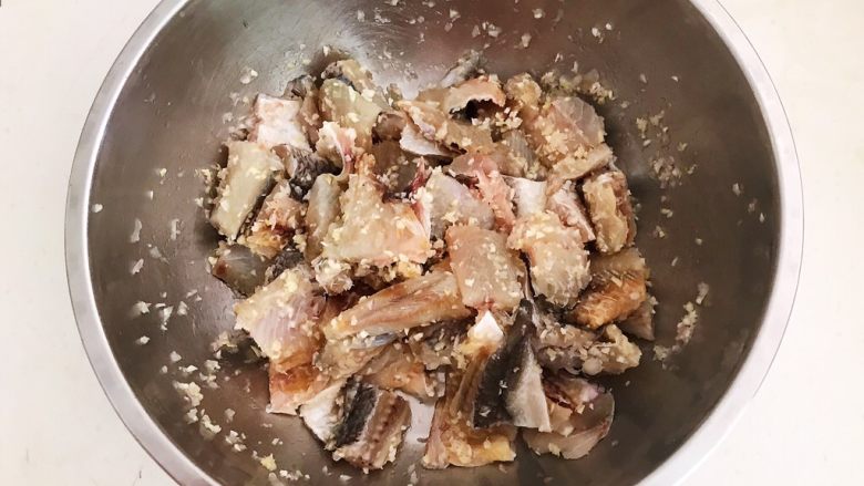 干锅千叶豆腐,,把切好的咸鱼段放入盆里,加入蒜末,料酒,腌制20分钟