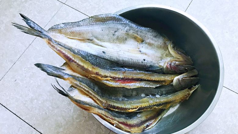 干锅千叶豆腐,,咸黄鱼放入一个大盆里,加入温水,提前浸泡1个小时左右,除去鱼鳞,鱼头,清洗干净