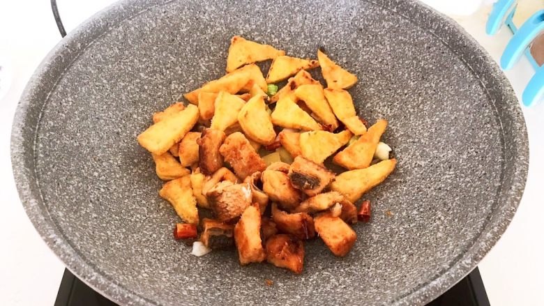 干锅千叶豆腐,,加入煎好的咸黄鱼