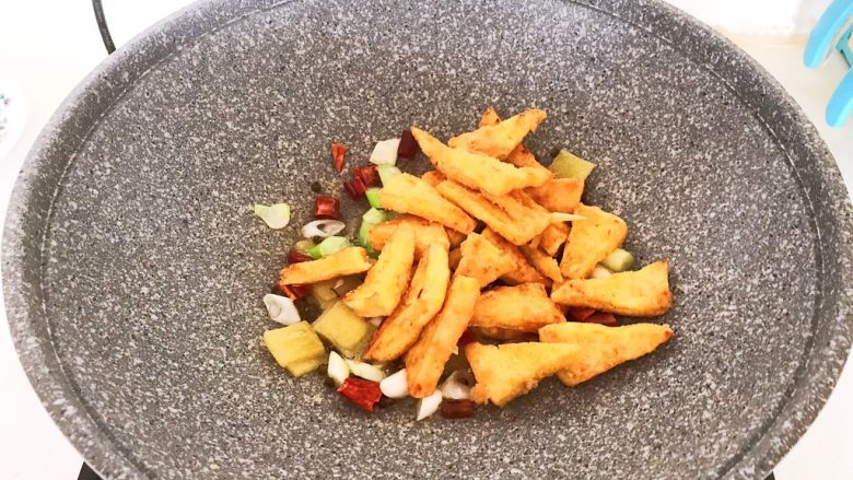 干锅千叶豆腐,,加入煎好的千叶豆腐,加入2克精盐,翻炒均匀