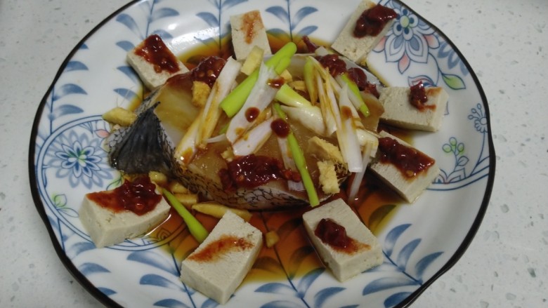 蒸冻豆腐、鳕鱼,均匀涂上<a style='color:red;display:inline-block;' href='/shicai/ 46964'>郫县豆瓣酱</a>，腌制30分钟。