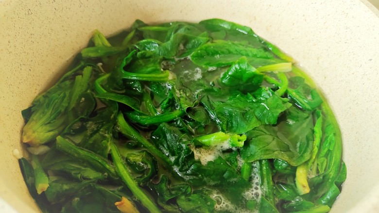 清炒时蔬,菠菜入开水,锅中焯水至熟