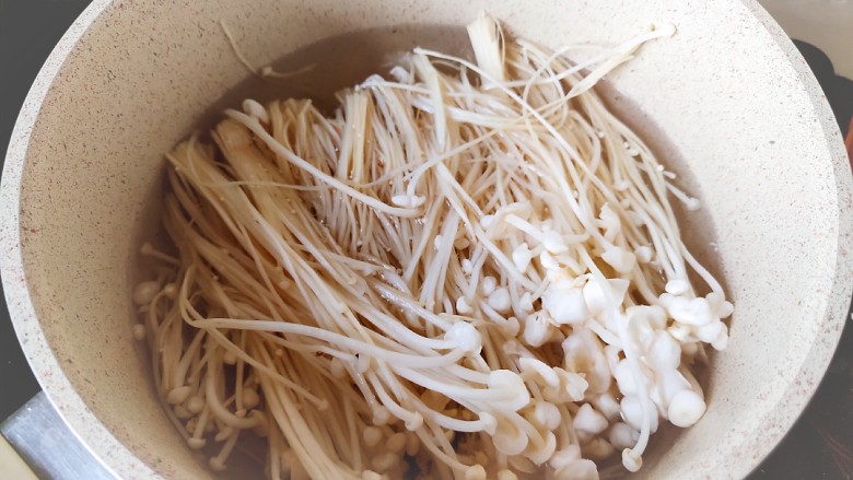清炒时蔬,金针菇,放入开水,锅中焯水至熟