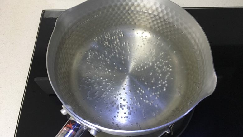 好看又好喝的网红脏脏茶,一定要试试的饮品!,准备一小锅,倒入足量的清水,煮开