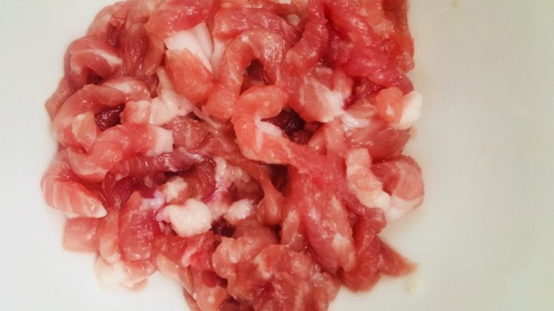 芹菜炒肉丝,猪肉肥瘦分开切,瘦肉切成丝后用盐和<a style='color:red;display:inline-block;' href='/shicai/ 718'>料酒</a>抓匀腌制十五分钟左右