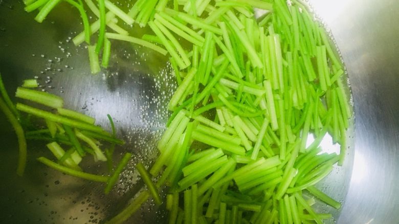 芹菜炒肉丝,放入芹菜焯一下水,时间不能长,颜色开始变翠绿即可