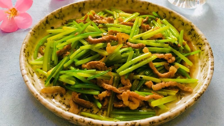 芹菜炒肉丝,成品图