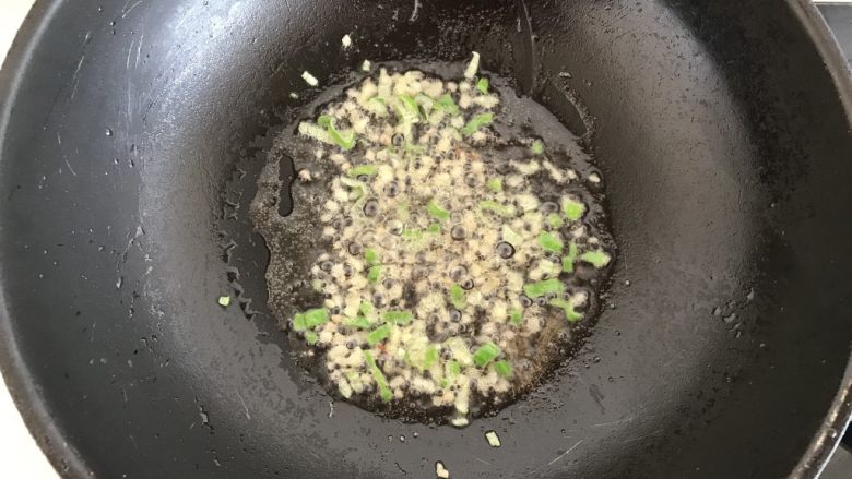 黄瓜炒虾仁,锅中倒入油,油热放入姜末葱末炒香