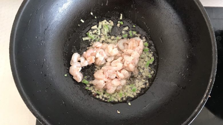 黄瓜炒虾仁,倒入虾仁,翻炒,炒至变色