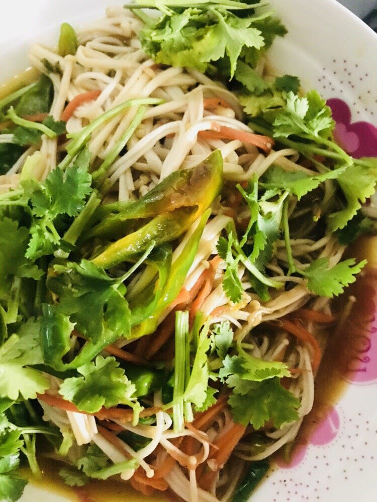 美味金针菇,锅内放油，加入蒜，青椒丝，翻炒2分钟后加入金针菇，过30秒加入味达美生抽，蚝油，盐，香菜出锅