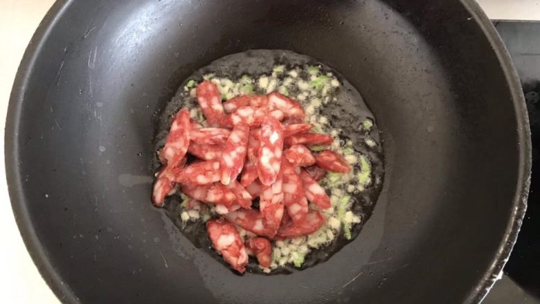 尖椒炒腊肠,放入腊肠翻炒一分钟